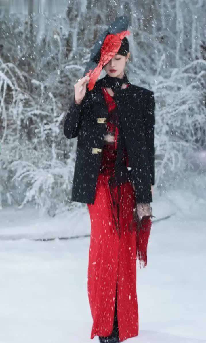 AG真人试玩平台-蓝盈莹不做演员做模特 